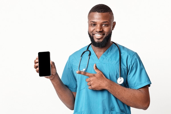 Médico usando o MediAlert